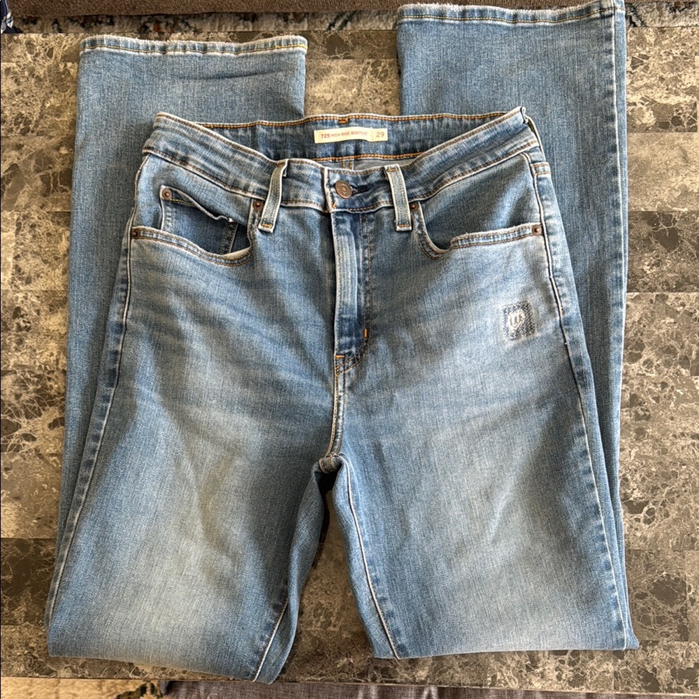 725 Levi’s high rise bootcut Denim Jeans size 29 or 8